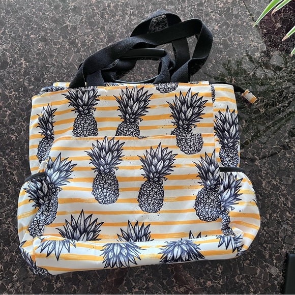 Water resistant beach bag/tote with Zipper. - Picture 9 of 12